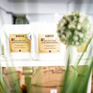 Zrnko po zrnku. Espresso, filtr, bezkofeinová – každá káva má svůj původ a charakter. ☕️ Víme, odkud pochází. Víme, kdo ji...