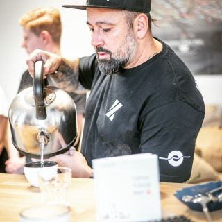 Chcete se za námi stavit? Můžete. Každou středu 10:00–17:00 otevřená pražírna, vůně zrn a káva přímo od zdroje. ☕️...